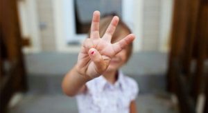 Kid showing 3 fingers